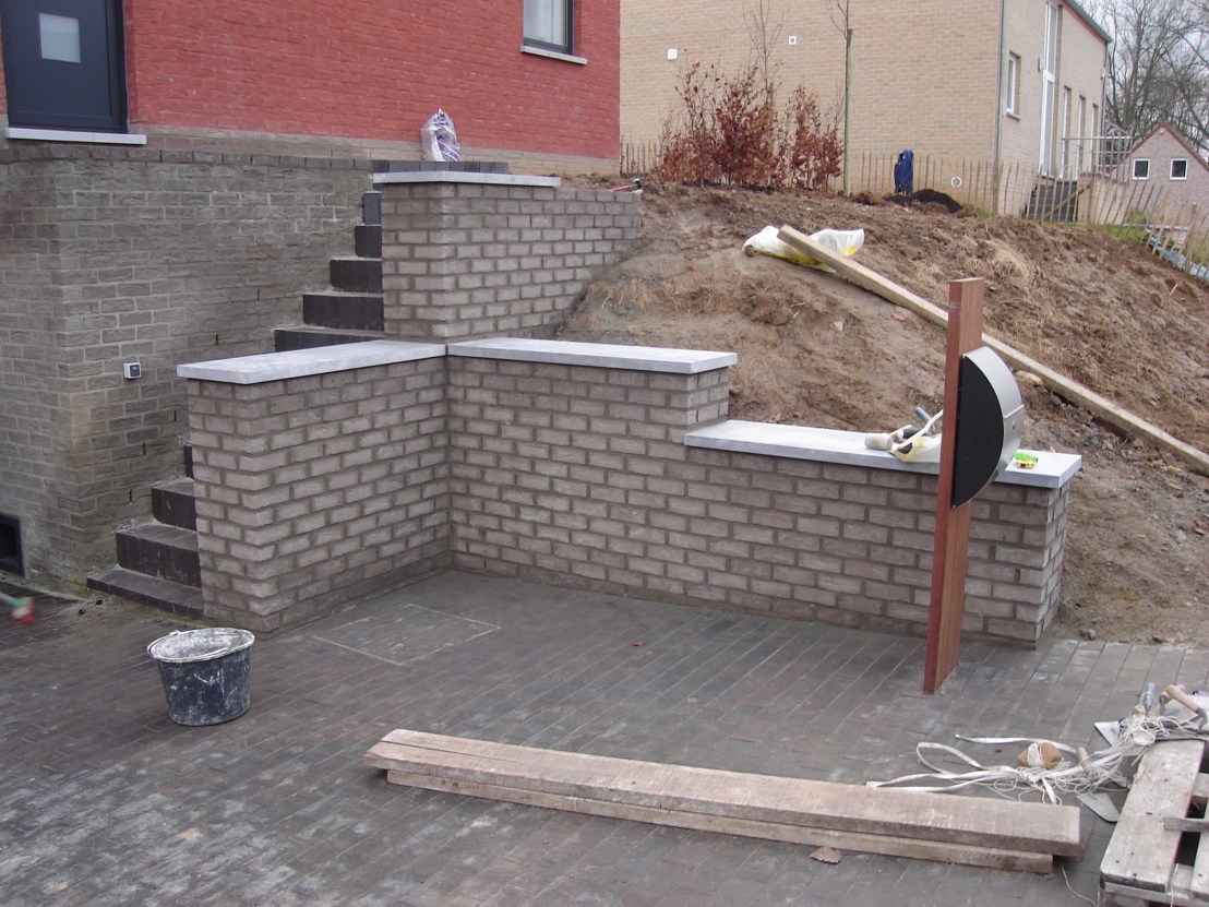 Mur et escalier en briques et couvres murs en pierre bleue